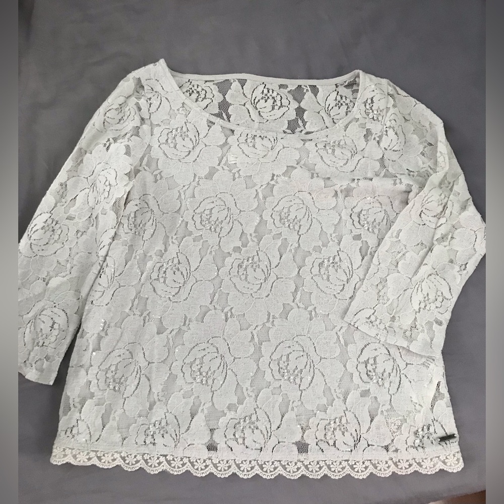 Brand new Abercrombie &Fitch women gray lace blouse with 3/4 sleeves,size:M